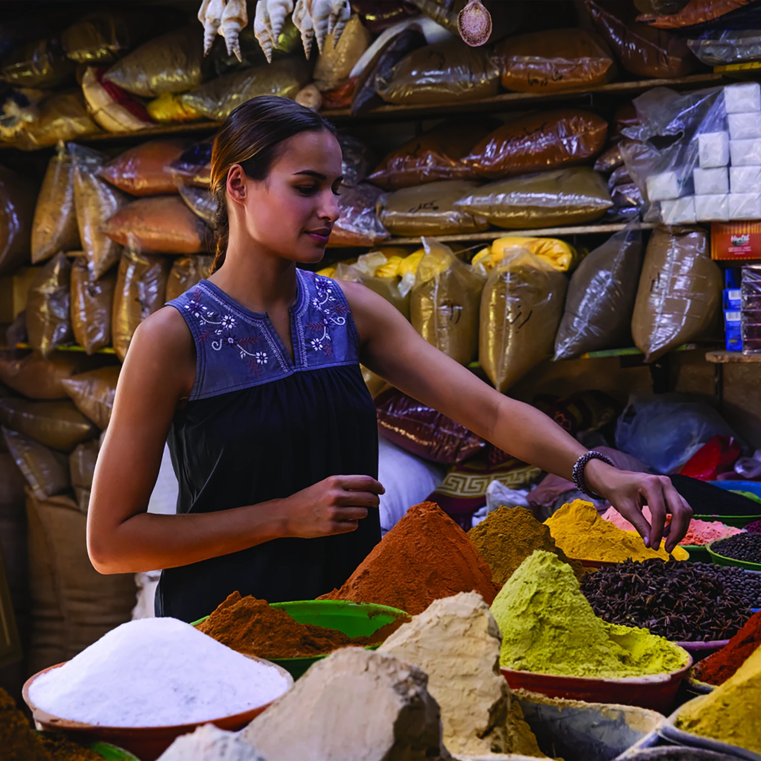 Sherpa WMS Shaanti Embroidery Top Black 4 Sherpa WMS Shaanti Embroidery Top Black – Bild 2